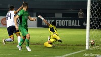 Ilija Spasojevic menceploskan bola ke gawang Persela Lamongan.