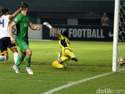 Ilija Spasojevic menceploskan bola ke gawang Persela Lamongan.