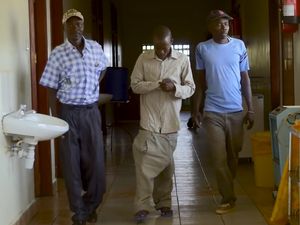 Foto: Perjuangan Opiyo Hidup dengan Mr P Raksasa 10 Kali dari Normal