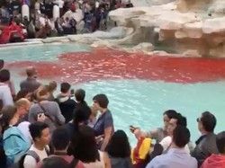 Air Mancur Trevi di Roma Berubah Jadi Merah, Kok Bisa?