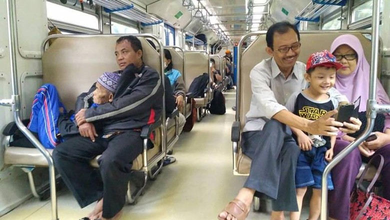 Viral Foto Anak Peluk Ayahnya yang Sudah Renta dan Bikin Haru