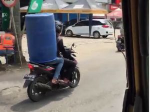 Bukan Helm, Pria Ini Pakai Ember untuk Lindungi Kepala