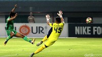 Laga Bhayangkara versus Persela Lamongan dihelat di Stadion Patriot Bekasi, Jumat (27/10/2017).
