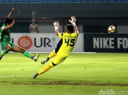 Laga Bhayangkara versus Persela Lamongan dihelat di Stadion Patriot Bekasi, Jumat (27/10/2017).