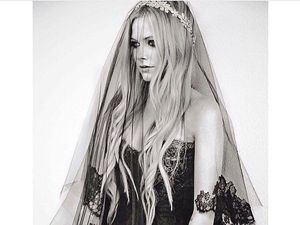 Foto: Berani Beda, 12 Seleb Ini Pakai Gaun Anti-mainstream Saat Menikah