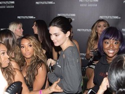 Salah Kostum, Kendall Jenner Hanya Pakai Baju Robek dan Jeans ke Pesta