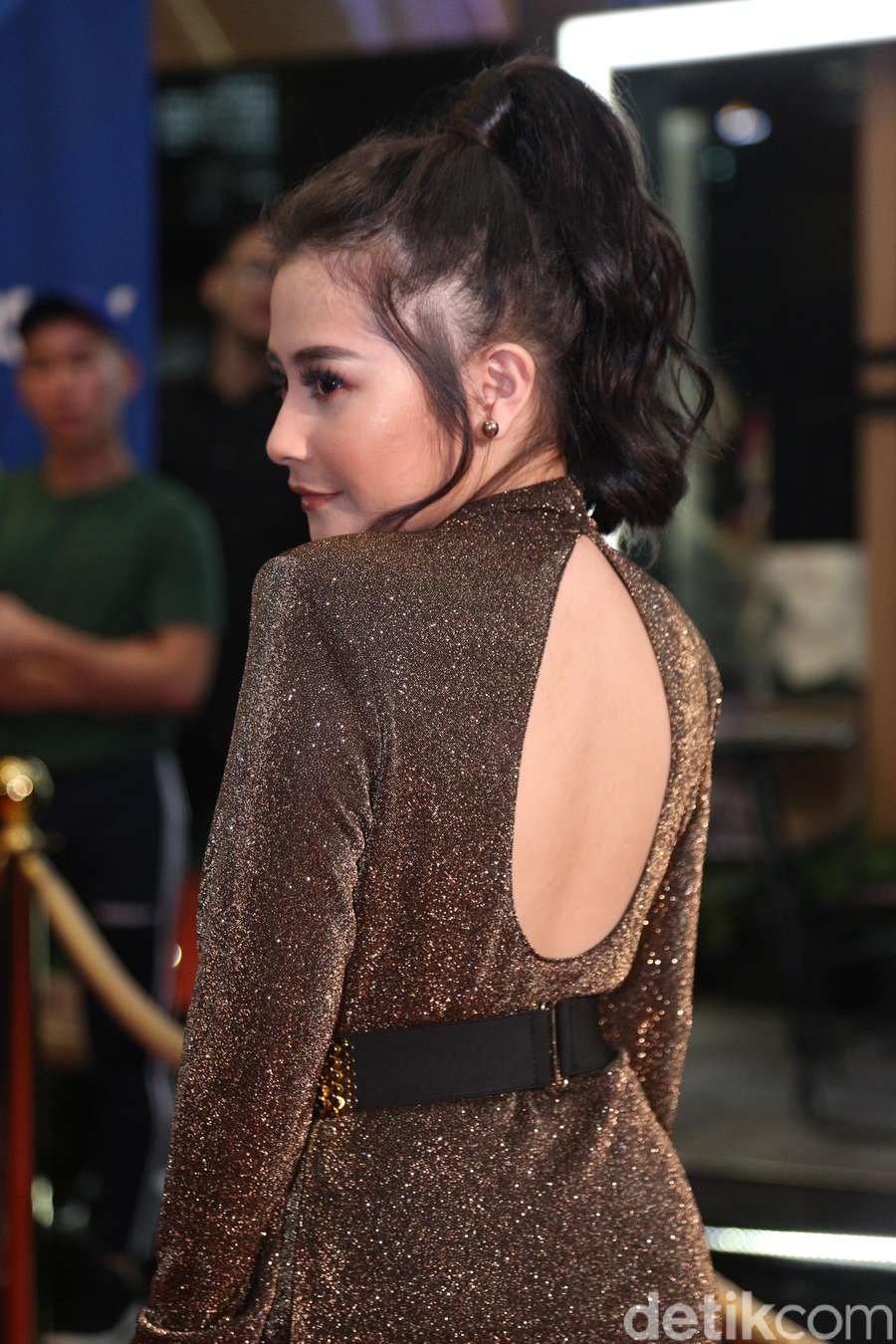 Sexy Back! Prilly Latuconsina Pamer Punggung