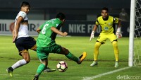 Evan Dimas memberikan umpan tarik.