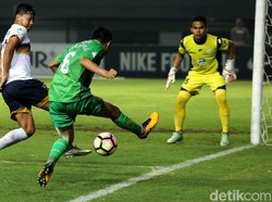 Evan Dimas memberikan umpan tarik.