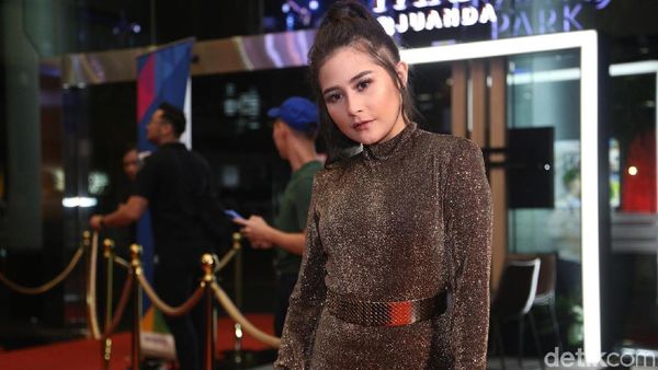 Sexy Back! Prilly Latuconsina Pamer Punggung