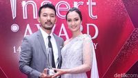 Couple Goals! Serasinya Rio Dewanto dan Atiqah Hasiholan