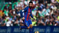 Arda Turan merupakan pemain terakhir yang menggunakan nomor punggung tujuh di Barcelona. Dia hengkang ke klub Turki, Basaksehir. (Foto: Aitor Alcalde/Getty Images)