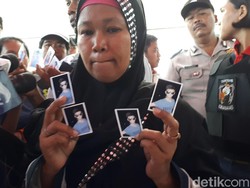 Bawa Pasfoto, Sri Menangis Cari Putra di Pabrik Kembang Api