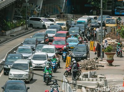 Foto: Revitalisasi Jalur Pedestrian di Depan Trisakti yang Buat Macet