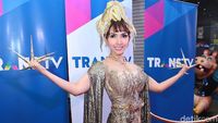 Gaya Roro Fitria dengan Kuku Emasnya, Yay or Nay?