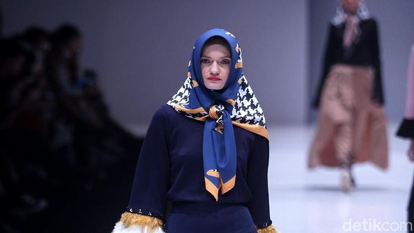 Foto: 13 Koleksi Terbaru Zaskia Sungkar, Hijab Tabrak Warna