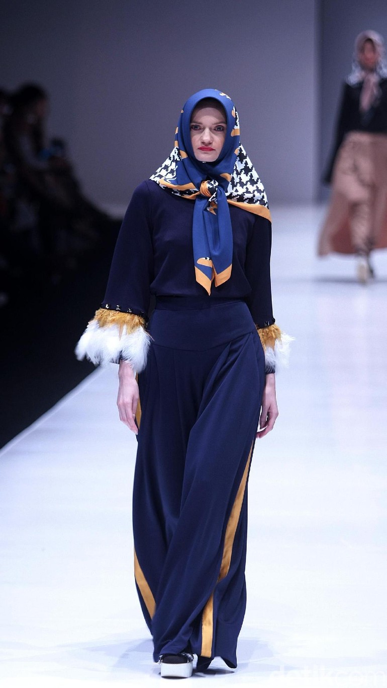 Foto 13 Koleksi Terbaru Zaskia Sungkar Hijab Tabrak Warna