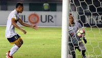 Persela mampu memperkecil ketertinggalan menjadi 1-2 di menit ke-61 lewat titik putih. Samsul Arif, yang menjadi eksekutor mampu meceploskan bola ke gawang Bhayangkara.