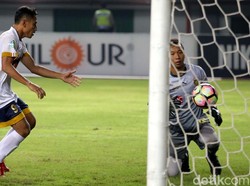 Persela mampu memperkecil ketertinggalan menjadi 1-2 di menit ke-61 lewat titik putih. Samsul Arif, yang menjadi eksekutor mampu meceploskan bola ke gawang Bhayangkara.