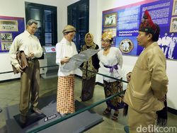 Berkostum Pejuang, Karyawan Telkom Datangi Museum Sumpah Pemuda