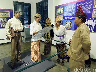 Berkostum Pejuang, Karyawan Telkom Datangi Museum Sumpah Pemuda