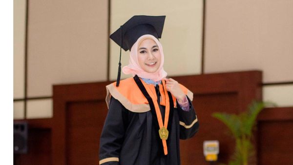 Tak Pakai Kebaya, Ini Inspirasi Gaya Hijab Wisuda ala Anisa Eks Cherrybelle