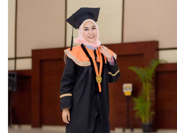 Tak Pakai Kebaya, Ini Inspirasi Gaya Hijab Wisuda ala Anisa Eks Cherrybelle