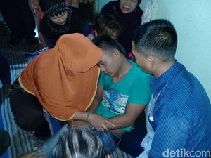 Isak Tangis Sambut Datangnya Jenazah Korban Kecelakaan di Malaysia Isak Tangis Sambut Datangnya Jenazah Korban Kecelakaan di Malaysia
