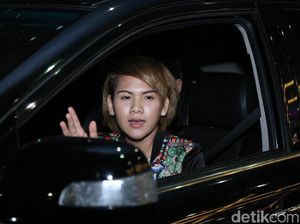 Cium Dera Idol, Evelyn Akui Hanya Sebagai Teman Cewek