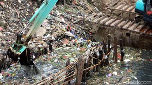 Sampah Busuk di Kali Grogol Dibersihkan