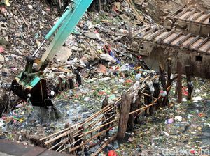 Sampah Busuk di Kali Grogol Dibersihkan Sampah Busuk di Kali Grogol Dibersihkan
