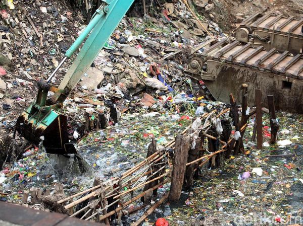 Sampah Busuk di Kali Grogol Dibersihkan
