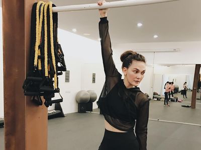 Foto: Luna Maya Jaga Bentuk Tubuh dengan Olahraga