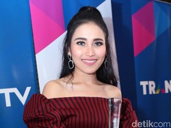 Juru Riasnya Disomasi Via Vallen, Ini Kata Ayu Ting Ting Juru Riasnya Disomasi Via Vallen, Ini Kata Ayu Ting Ting