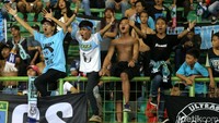 Pendukung Bhayangkara memberikan semangat kepada para pemain mereka.