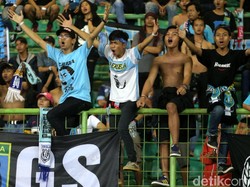 Pendukung Bhayangkara memberikan semangat kepada para pemain mereka.