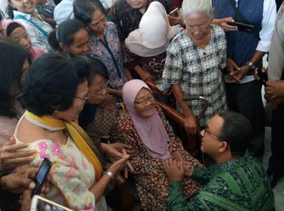 Sambutan Hangat dan Canda dari Anies-Sandi ke Warga Bukit Duri