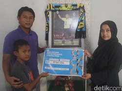 Ernest Prakasa Serahkan Donasi Netizen untuk Keluarga Choirul Huda