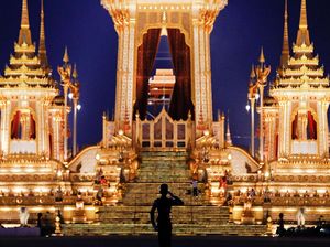 Megawati Letakkan Sandalwood Flowers di Depan Jenazah Raja Thailand
