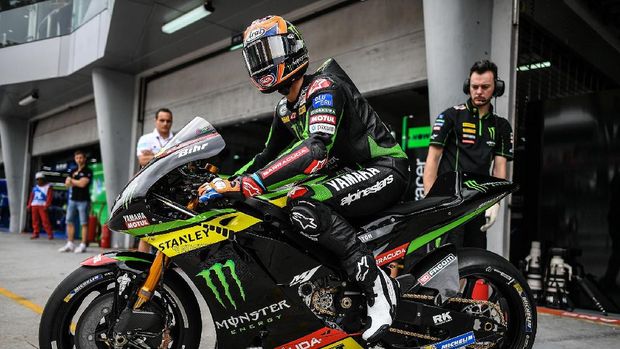 Monster Yamaha Tech 3 Netherlands rider Michael Van Der Mark leaves the pit lane during the first practice session of the Malaysia MotoGP at the Sepang International circuit in Sepang on October 27, 2017.  / AFP PHOTO / MOHD RASFAN