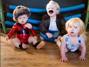 Lucu Maksimal! Begini Aksi si Kembar dalam Berbagai Kostum  