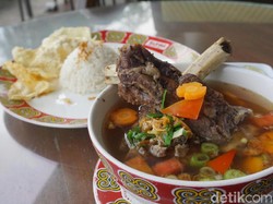 Tator Coffee and Bistro: Sluurp! Enaknya Ngopi Sambil Menikmati Sop Konro Berkuah Gurih