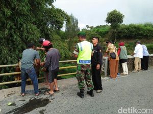 Bersihkan Sungai di Temanggung, Pembuang Sampah Ajak Keluarga