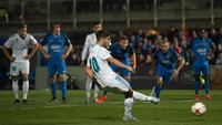 Madrid harus menunggu hingga menit ke-63 untuk memecahkan kebuntuan. Penalti Marco Asensio membawa tim tamu unggul 1-0. Foto: Denis Doyle/Getty Images