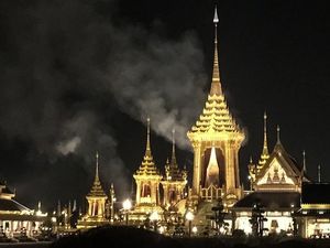 Melihat Suasana Prosesi Kremasi Raja Thailand