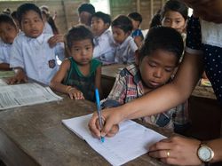 Suka-Duka Helen Mengajar Anak Pedalaman Sumatera