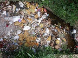 Pemkab Temanggung Ajak 2 Pria Pembuang Sampah Ikut Bersihkan Sungai
