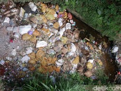 Pemkab Temanggung Ajak 2 Pria Pembuang Sampah Ikut Bersihkan Sungai