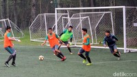 Timnas Indonesia U-19 menjalani latihan di Lembang, Kabupaten Bandung Barat, Jawa Barat, Jumat (27/10/2017).