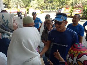 Bang Sandi Ditodong Foto Sama Emak Galak Usai Finish di Jakarta Marathon